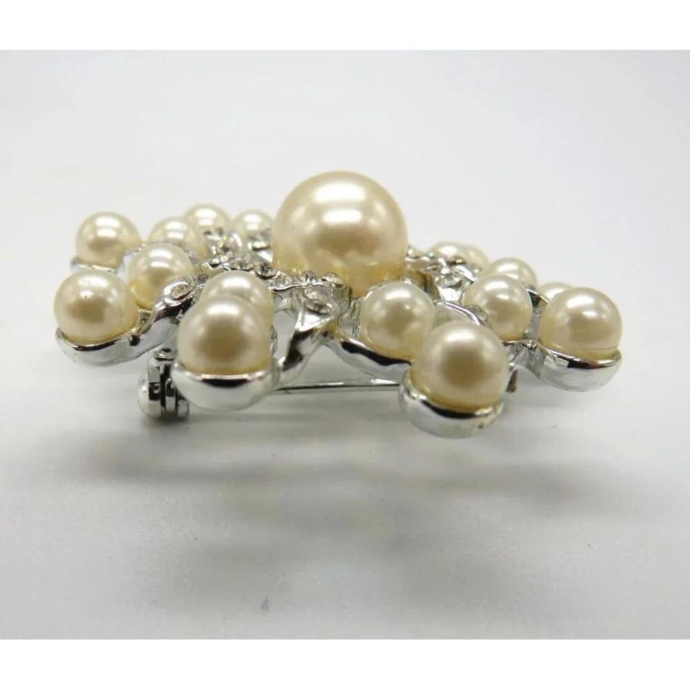 Vintage Imitation Pearl Brooch Silver Tone Clear Rhinestone Floral Design‎
